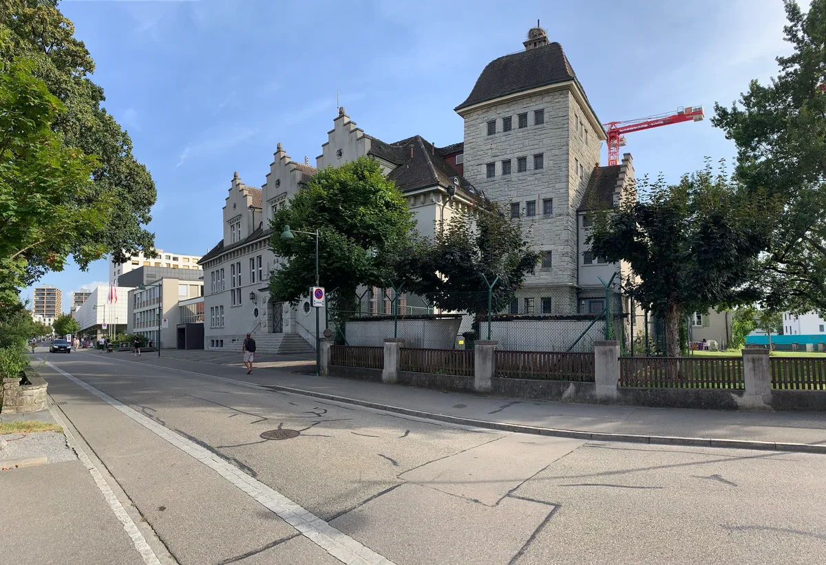 Ansichten des Bezirksgerichts Uster am 24.8.2023; der denkmalgeschützte Altbau soll bestehen bleiben, der Anbau aus den 1970er soll abgerissen werden: Eingang Gericht, ehemaliges Gefängnis, Fassade; Bezirksgebäude