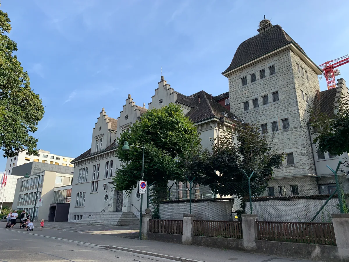 Ansichten des Bezirksgerichts Uster am 24.8.2023; der denkmalgeschützte Altbau soll bestehen bleiben, der Anbau aus den 1970er soll abgerissen werden: Eingang Gericht, ehemaliges Gefängnis, Fassade; Bezirksgebäude