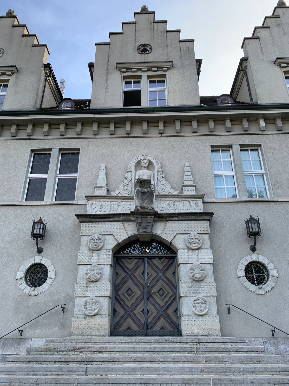 Eingang zum 1915 eröffneten Gebäude des Bezirksgerichts Uster. 