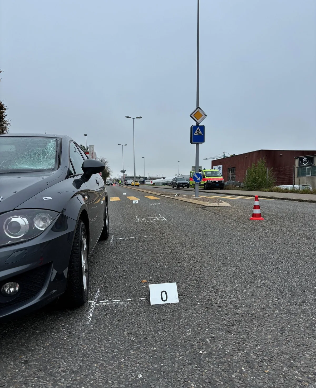 30309852-10 Unweit des Zebrastreifens kam der beteiligte Personenwagen zum Stehen.