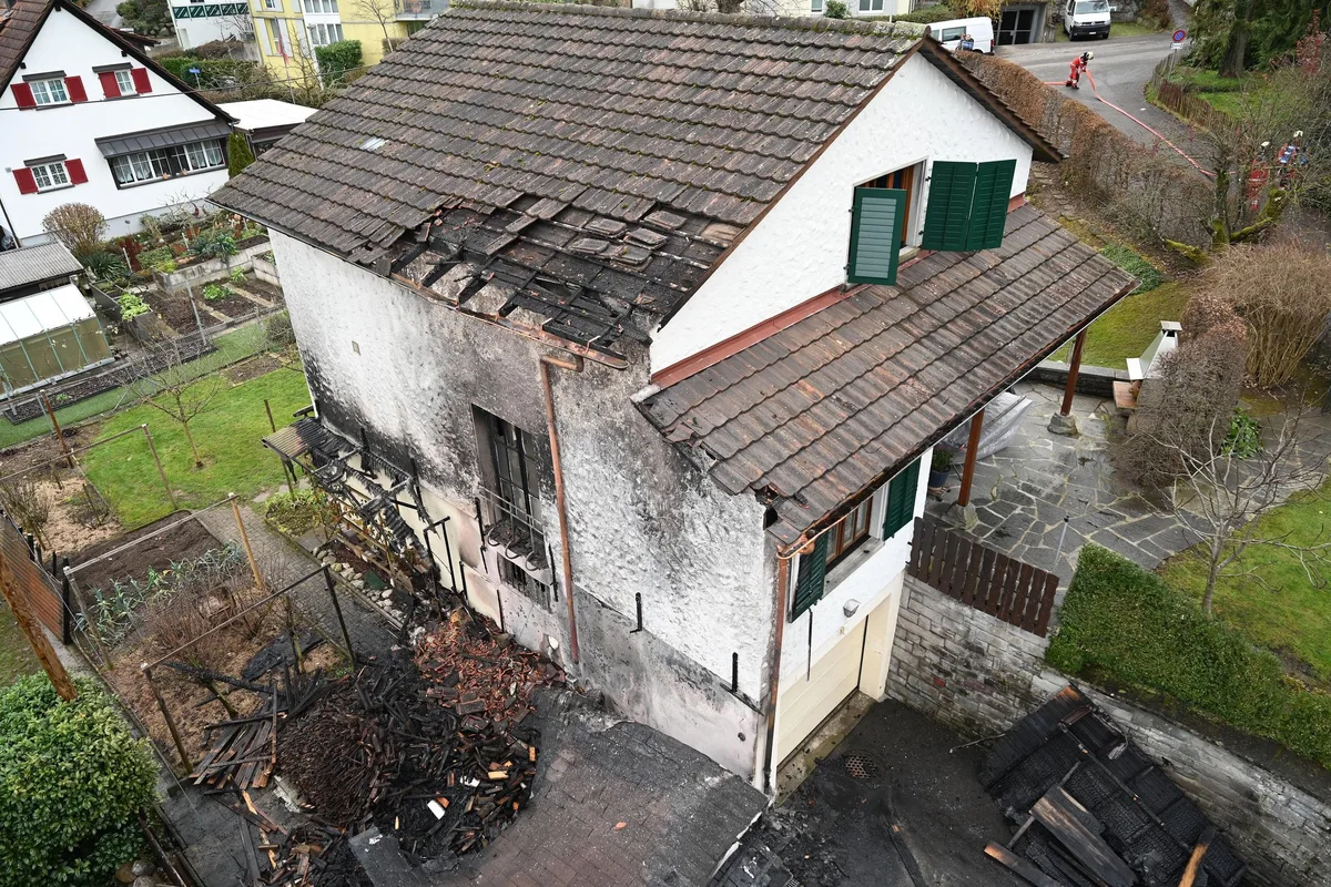 Der Brand in Dübendorf zerstörte den Schopf und beschädigt das Wohnhaus.