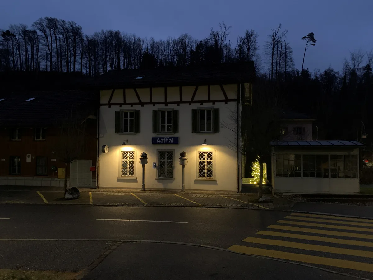 Der alte Bahnhof Aathal mit Läutwerk und dem früheren Stellwerk, aufgenommen bei Nacht.  