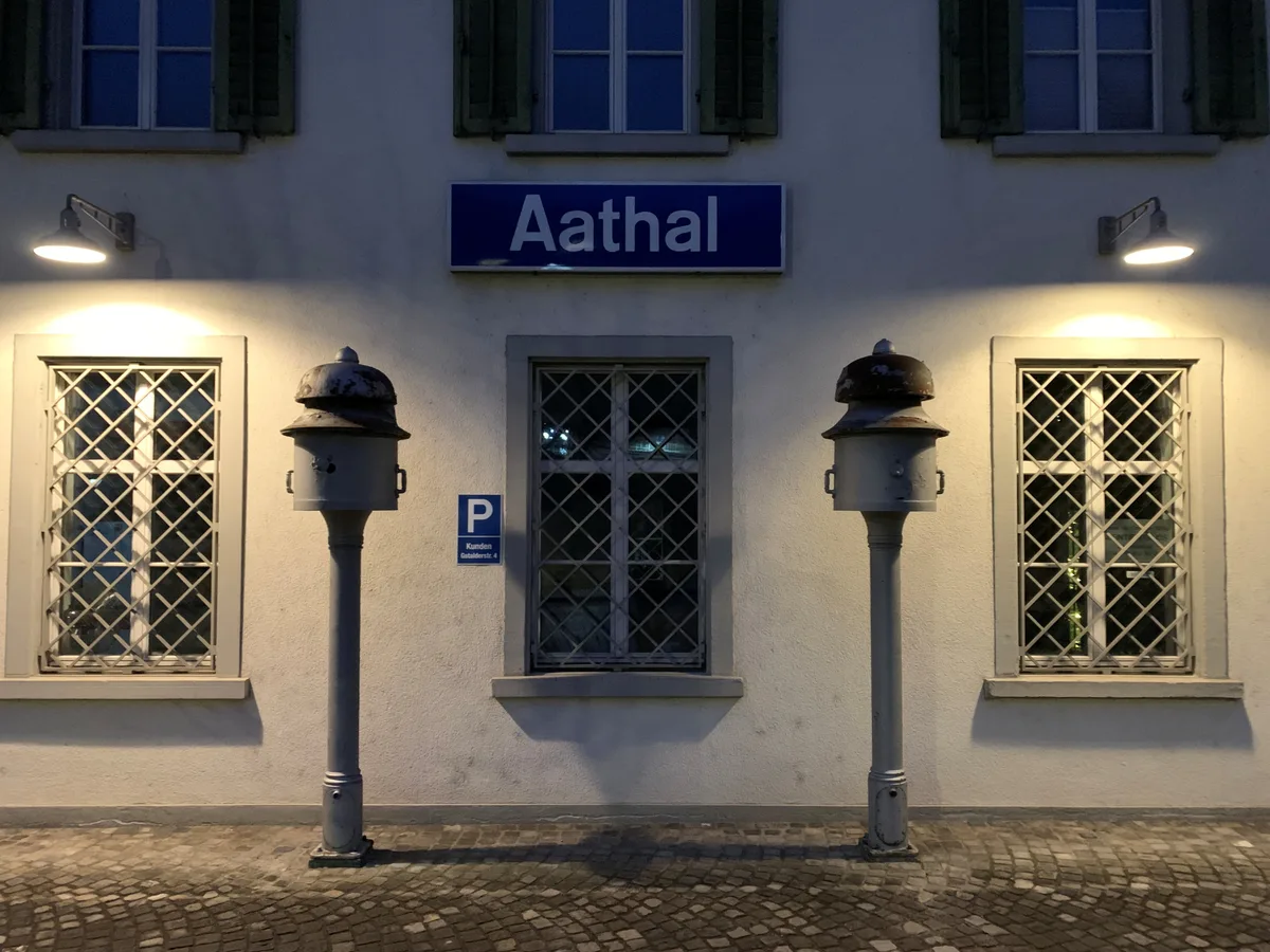 Die beiden Läutwerke vor dem alten Bahnhof Aathal stammen aus dem Jahr 1912. 