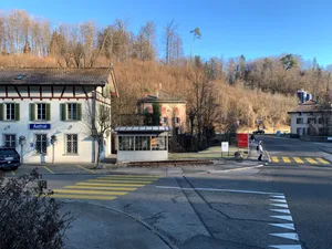 Die Hiag verkauft Ende 2025/Anfang 2026 drei Liegenschaften in Aathal, nämlich den alten Bahnhof, den ehemaligen Volg, heute Brautmode, und ein Haus an der Zürichstrasse; Gstalderstrasse 4, Zürichstrasse 27/Gstalderstrasse 2, Zürichstrasse 25; im Bild: Kreuzung beim alten Bahnhof Die Hiag verkauft Ende 2025/Anfang 2026 drei Liegenschaften in Aathal, nämlich den alten Bahnhof, den ehemaligen Volg, heute Brautmode, und ein Haus an der Zürichstrasse; Gstalderstrasse 4, Zürichstrasse 27/Gstalderstrasse 2, Zürichstrasse 25; im Bild: Kreuzung beim alten Bahnhof