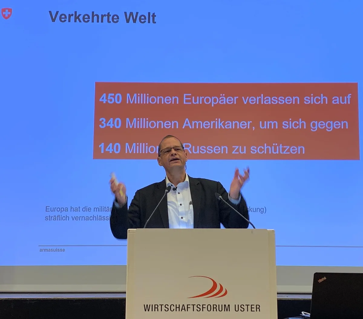 Rüstungschef Urs Loher am Rednerpult.
