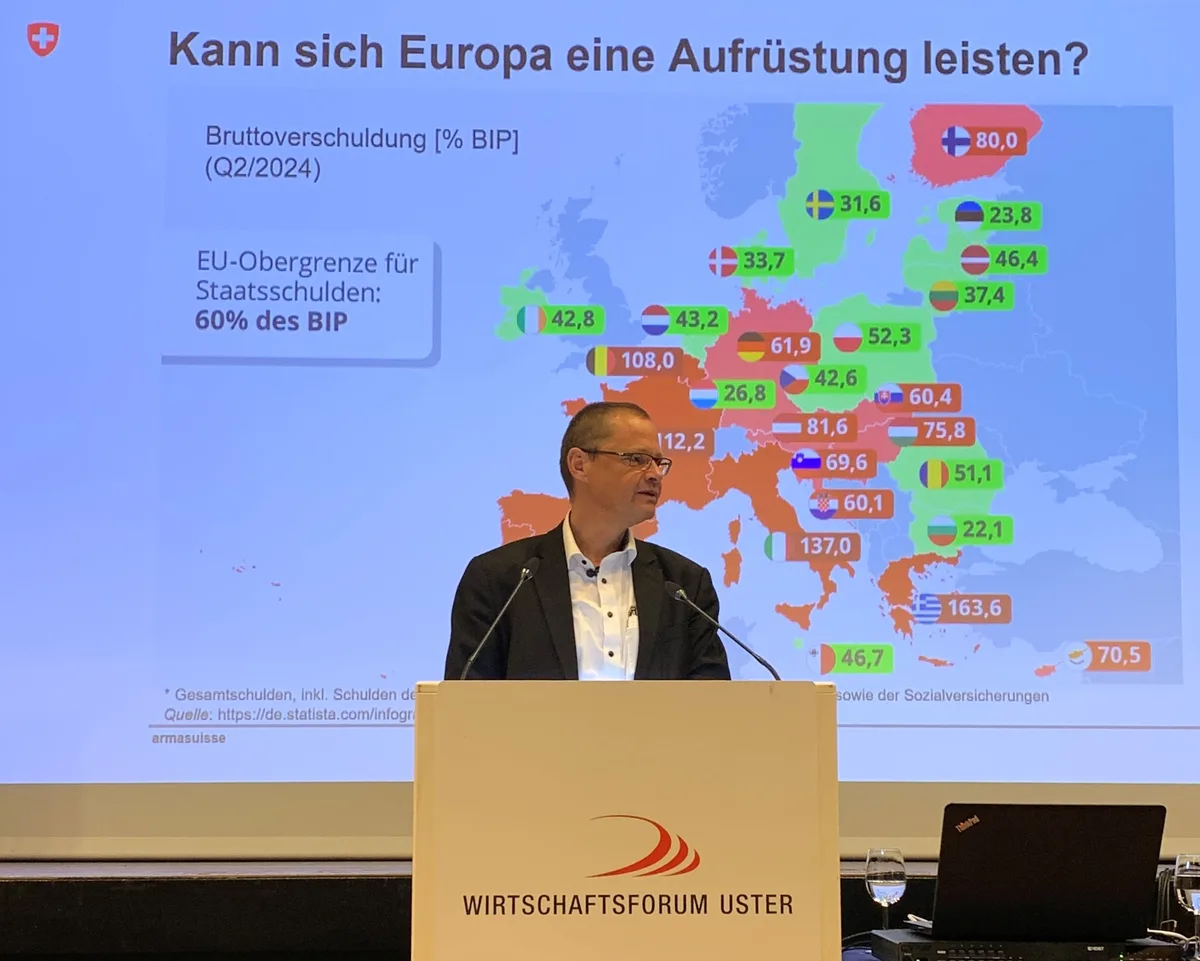 Rüstungschef Urs Loher am Rednerpult.