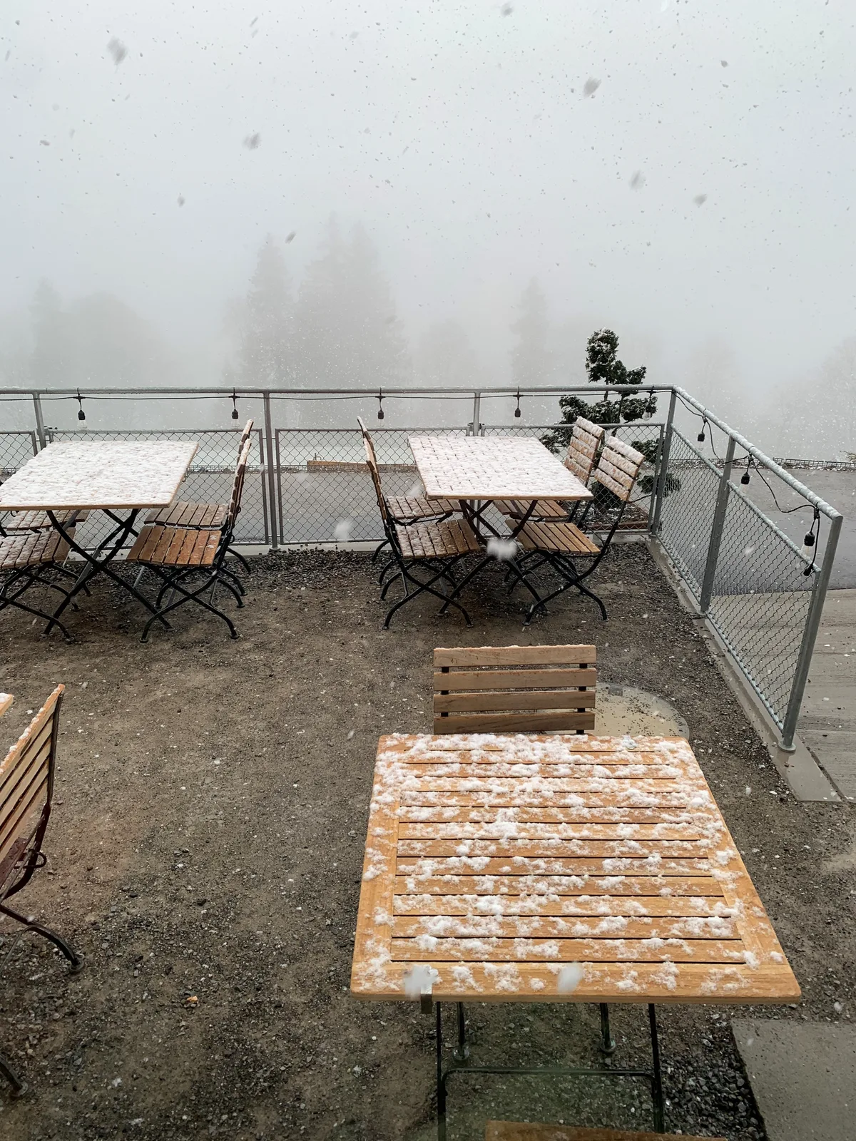 Der Winter kehrt zurück, doch noch ist der Kiesbelag auf der Terrasse zu sehen. Dieser soll durch Verbundsteine ersetzt werden. Blick auf die Terrasse des Restaurants Bachtel-Kulm bei Schneetreiben.