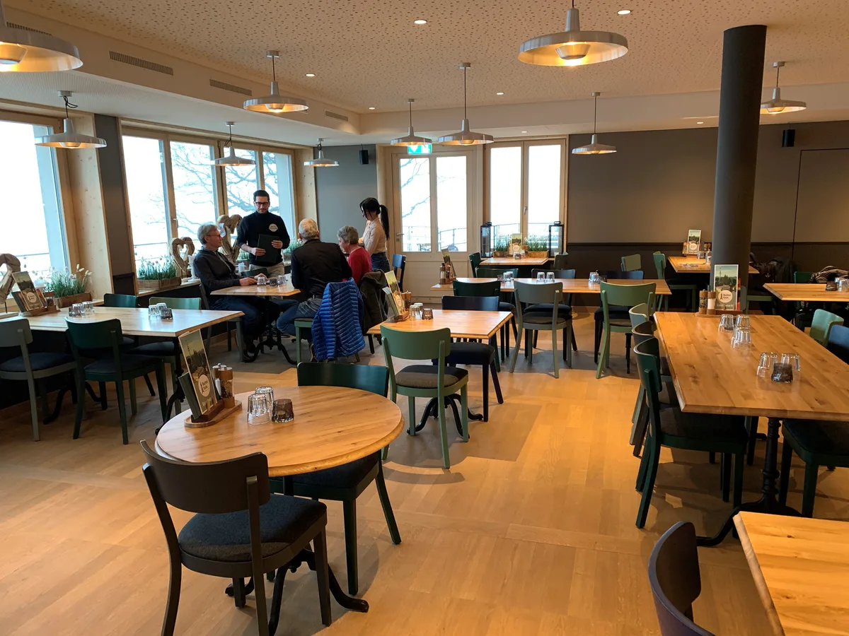 Die Gaststube des neuen Restaurants Bachtel-Kulm.