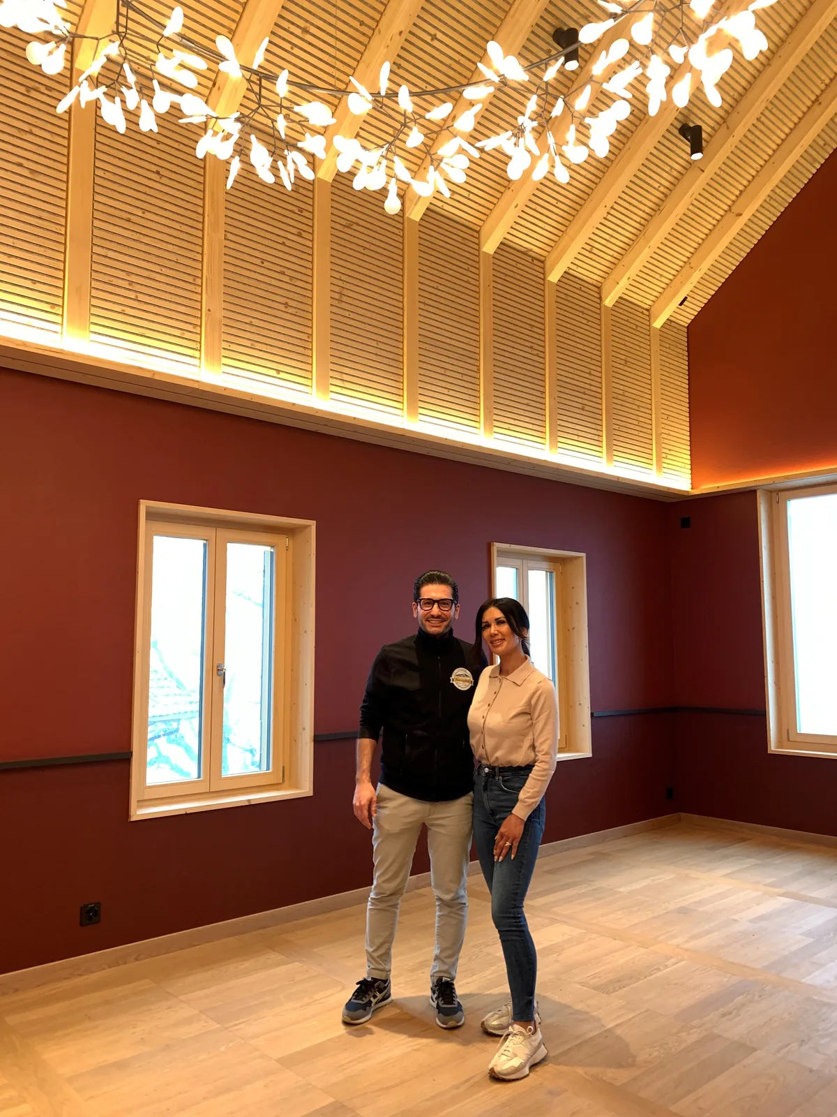 Den Saal im oberen Stock des Gasthauses auf dem Bachtel konnten Ayse Baskapan (rechts) und Sahin Albas schon oft vermieten. Zwei Leute stehen im Saal des Restaurants Bachtel-Kulm.