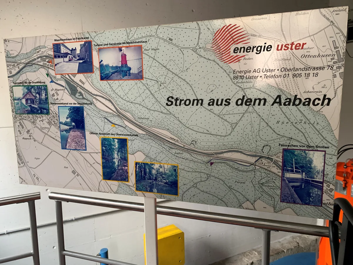 Im Turbinensaal des Kleinwasserkraftwerks Trümpler wird die Stromproduktion auf Schautafeln erklärt. 