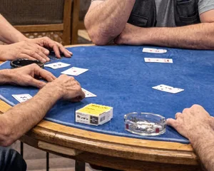 30790443-4 Personen an einem Spieltisch