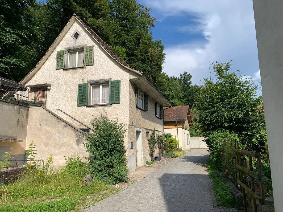 Häuser am ehemaligen Weg zum Bauernhof in Aathal.