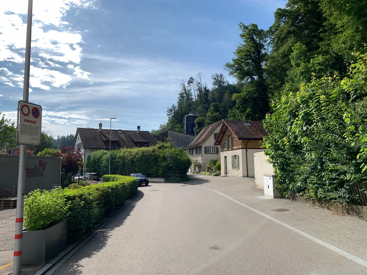 Blick auf verschiedene Häuser in Aathal.