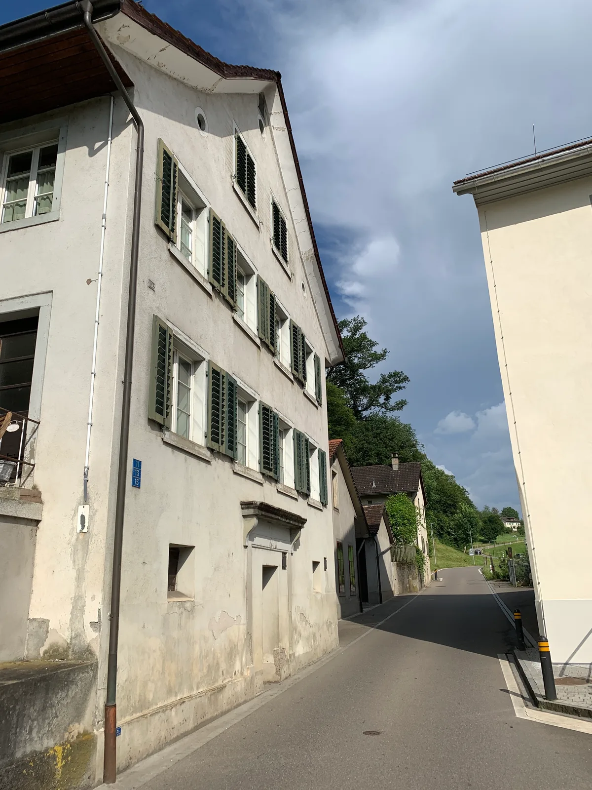 Schmale Strassendurchfahrt durch Aathal.