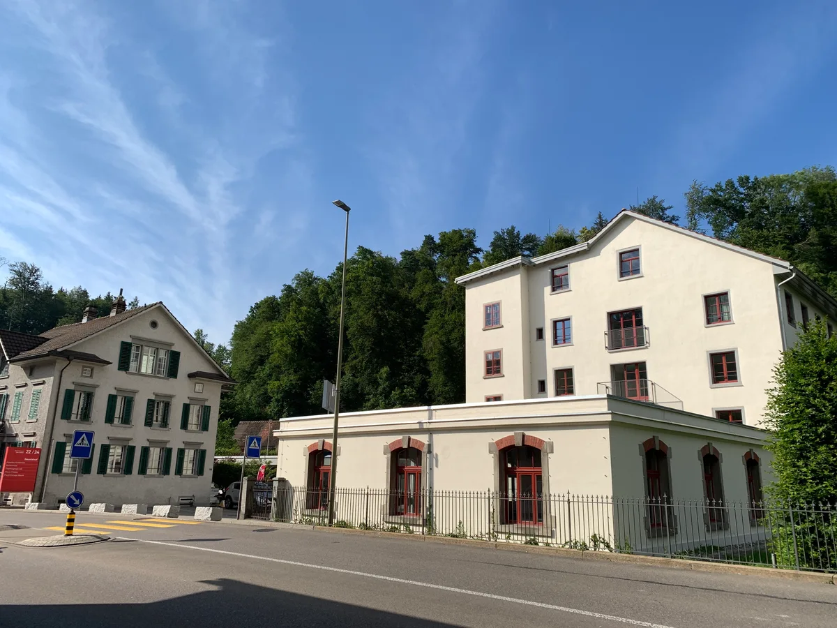 Das ehemalige Mädchenheim samt Kantine der Spinnerei Streiff (rechtes Gebäude) und links das einstige Bewirtschafterhaus im Zentrum von Aathal.