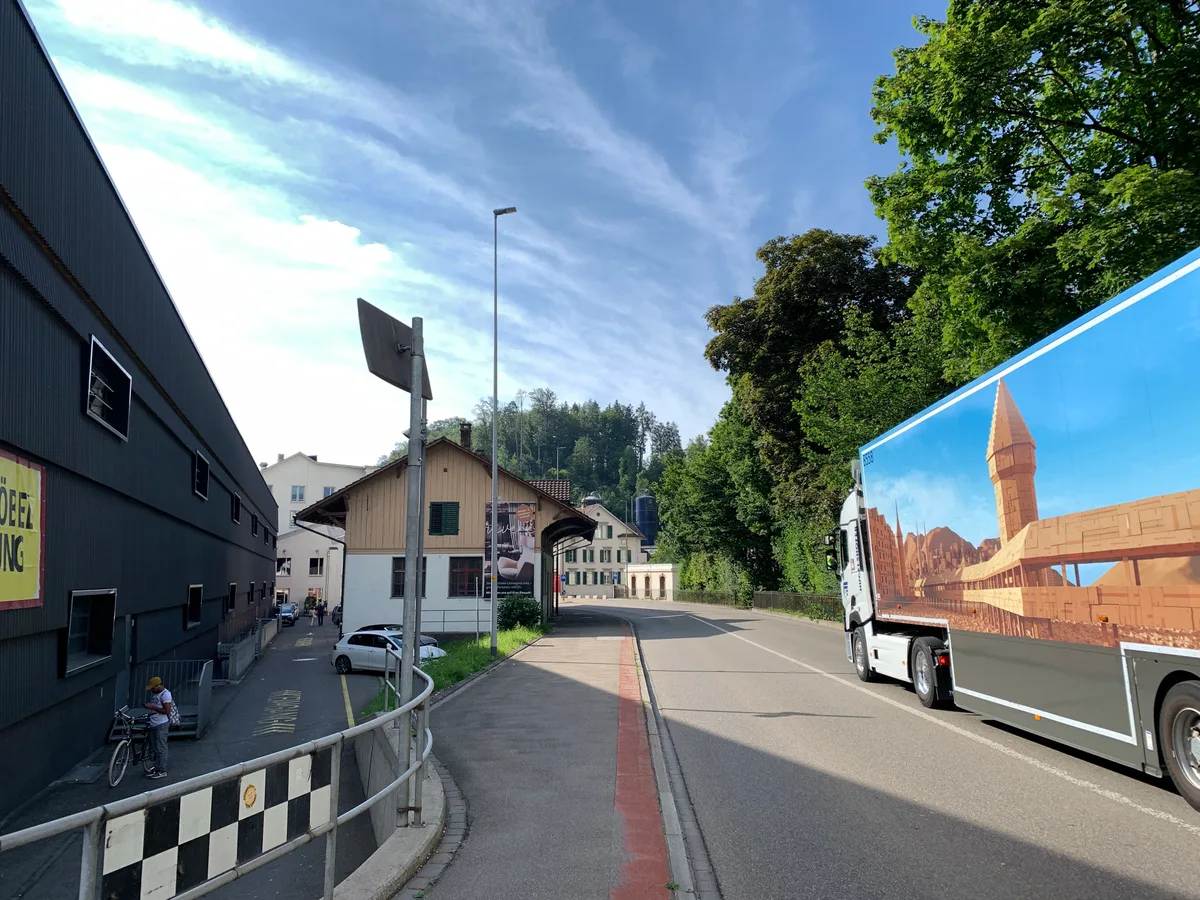 Ein Lastwagen passiert die ehemalige Spinnerei Streiff in Aathal. 