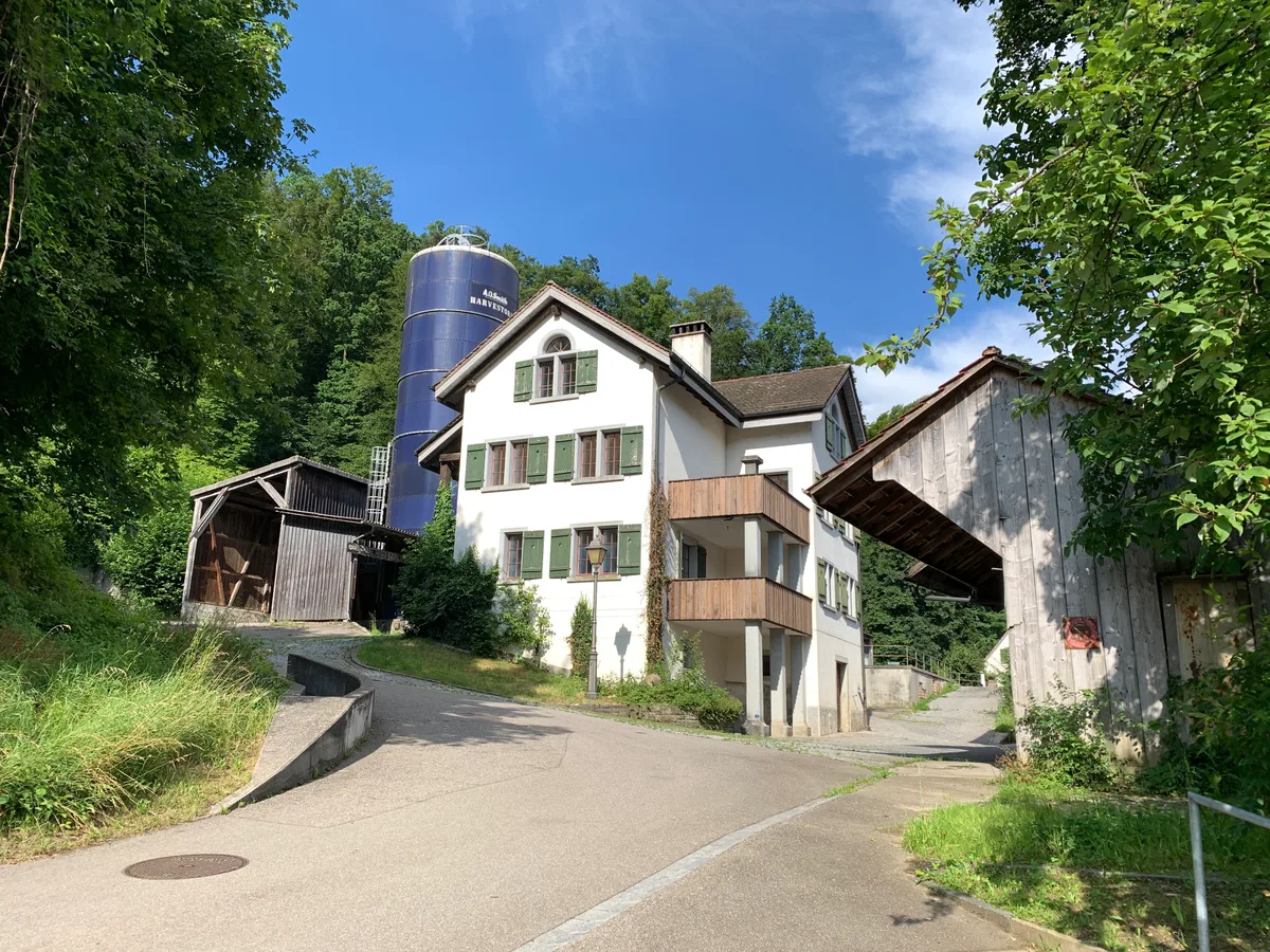 Ansichten von Aathal mit Bauten, die der Immobilenentwicklerin Hiag gehörten oder gehörten am 26. Juni 2024; im Bild: ehemaliger Bauernhof Bachofen