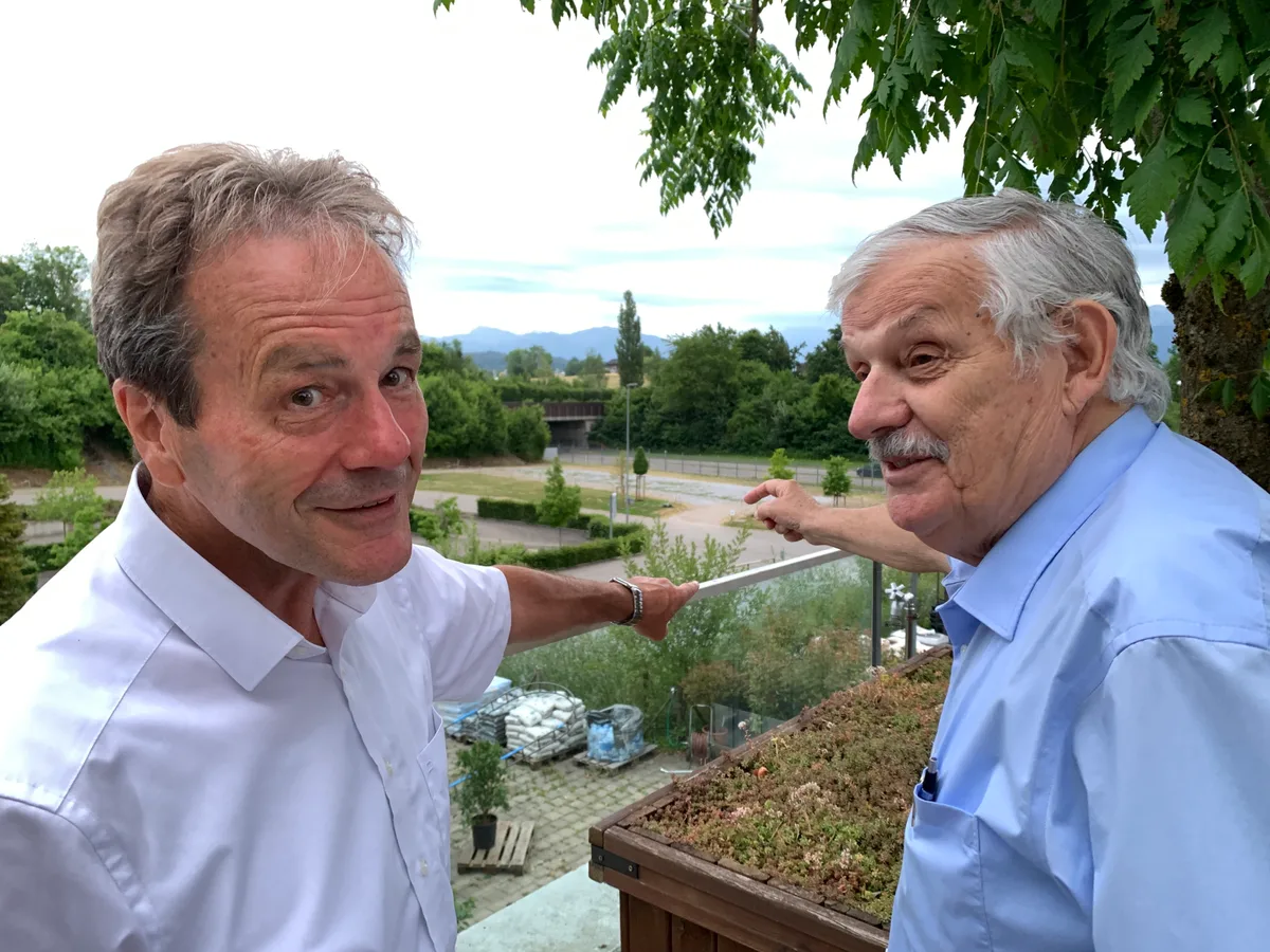 Mitgliederversammlung vom 26. Juni 2023 des Vereins Zusammenschluss Oberlandstrasse wählt neuen Präsidenten Horst Meier (links), der nach 24 Jahren Hans-Peter Hulliger ablöst.