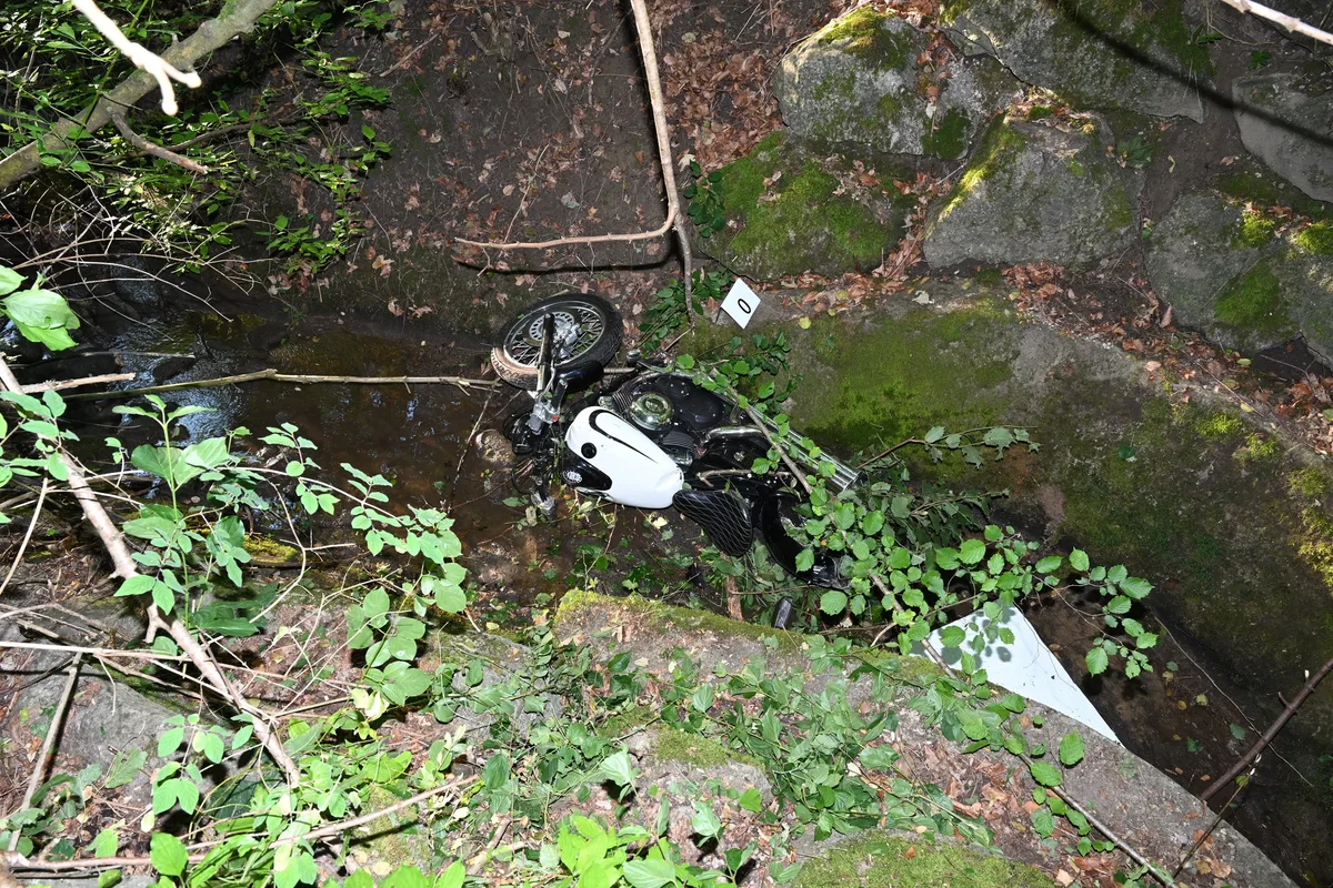 14923340-2 Der Motorradfahrer und seine Maschine kamen schliesslich in einem Bach zu liegen.