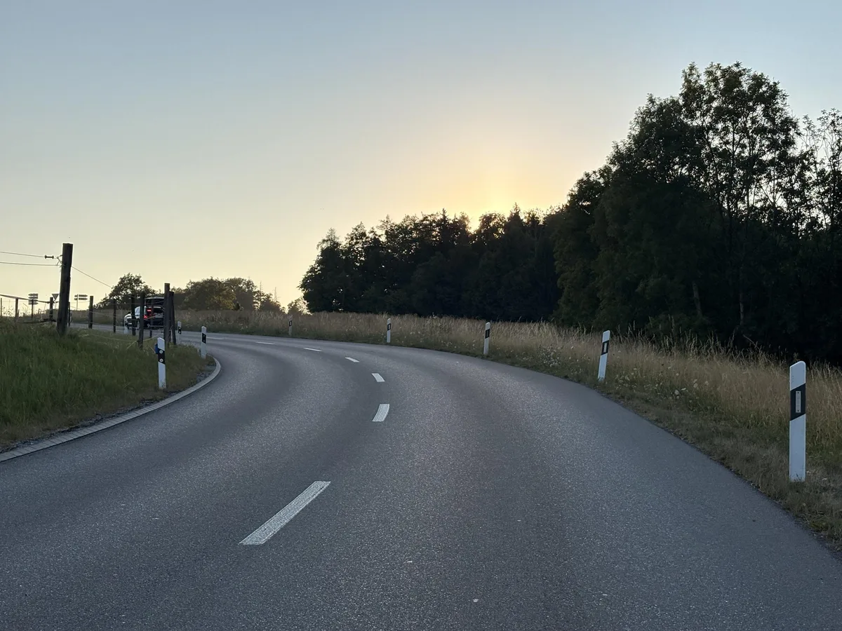 Ein Velofahrer wurde am Donnerstagabend an der Chrüzlenstrasse von einem Lieferwagen angefahren. Ein Velofahrer wurde am Donnerstagabend an der Chrüzlenstrasse von einem Lieferwagen angefahren.