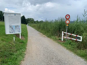 26840916-1 Entlang des Pfäffikersees gibt es auf Seegräbner Boden nun ein Velofahrverbot. Es wurden Schranken aufgestellt sowie Veloabstellplätze (der eingehagte Baumstamm). Aufnahme kurz vor Einführung am 26. Juli 2025 bei der Schlachtmad, Abzweiger Weg nach Auslikon)