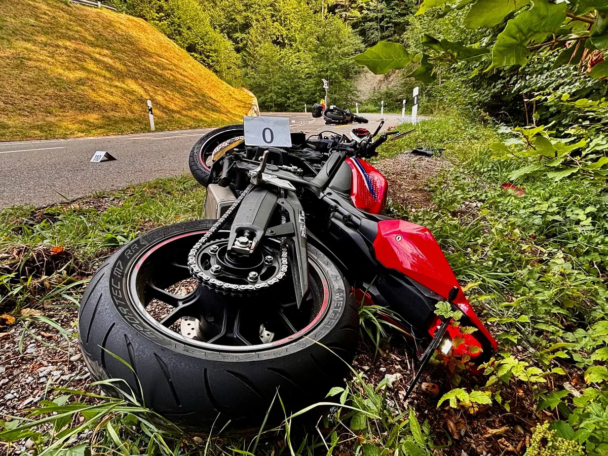 Am Samstag kollidierten zwei Motorräder, die beide auf der Hulfteggstrasse unterwegs waren. Am Samstag kollidierten zwei Motorräder, die beide auf der Hulfteggstrasse unterwegs waren.