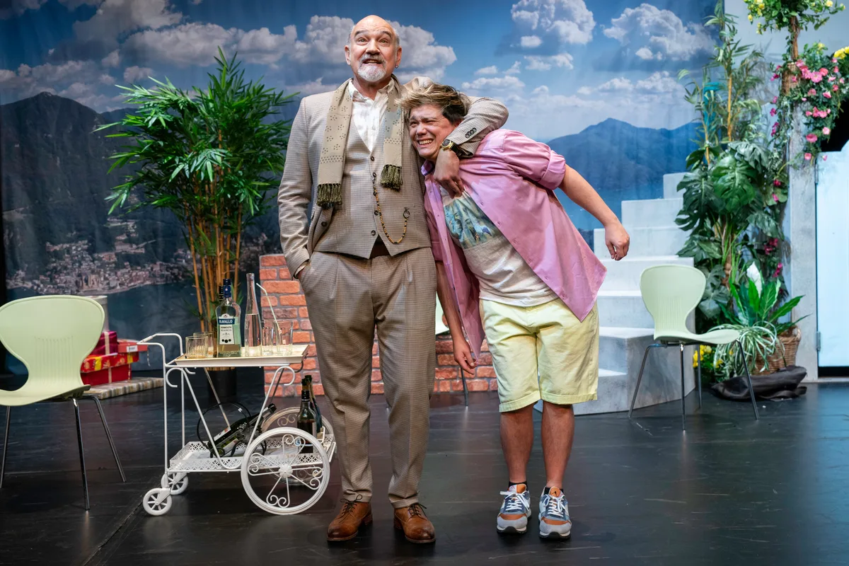 Christoph Wettstein macht den Würgegriff an Charley.