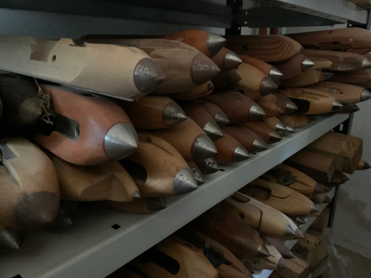 In den Regalen der ehemaligen Webschützenfabrik Honegger im Sack in Wernetshausen lagern noch immer Dutzende fertiggestellte Schiffli.
