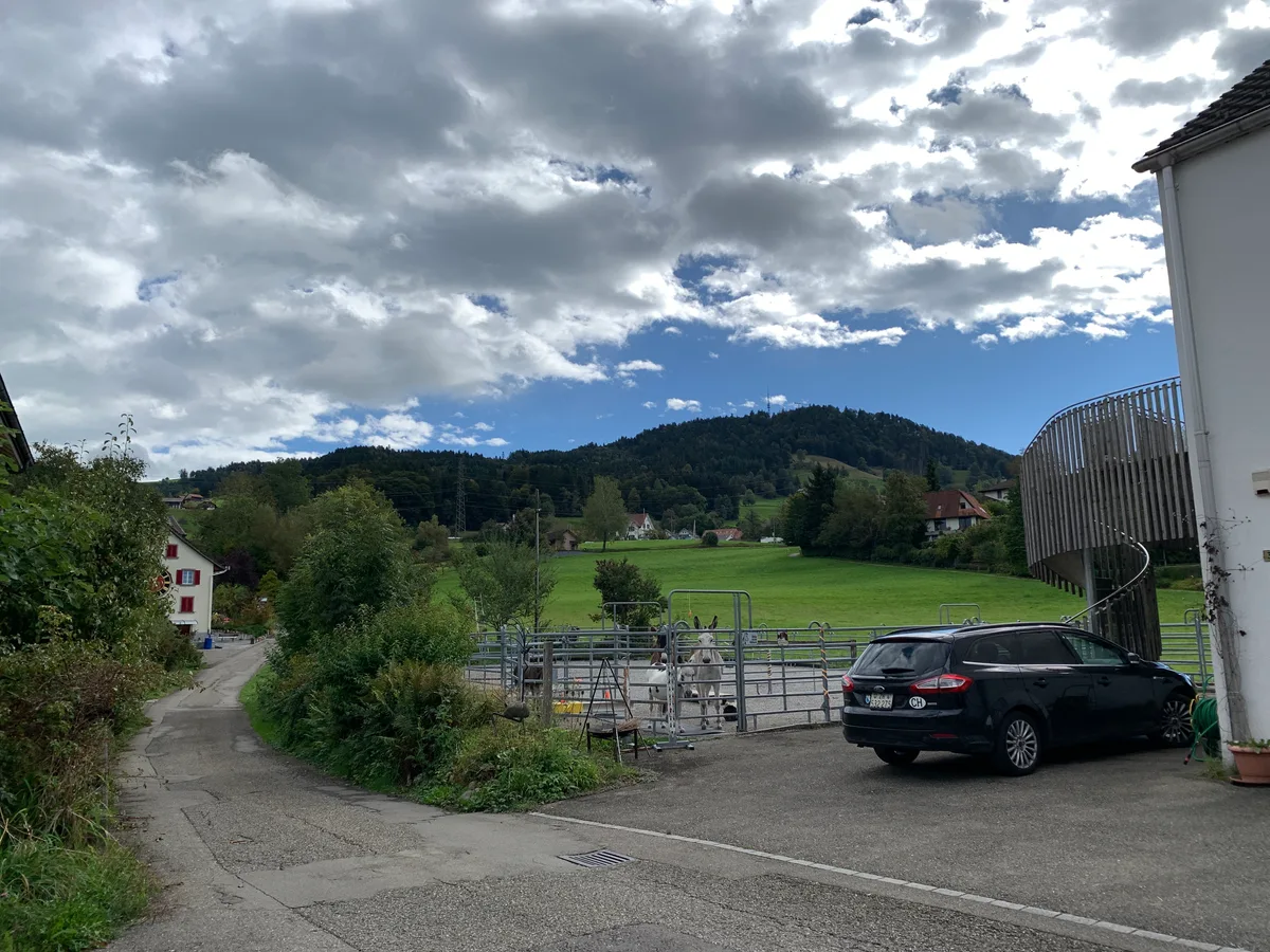 Das ehemalige Fabrikareal liegt am Fusse des Bachtels in ländlicher Umgebung.
