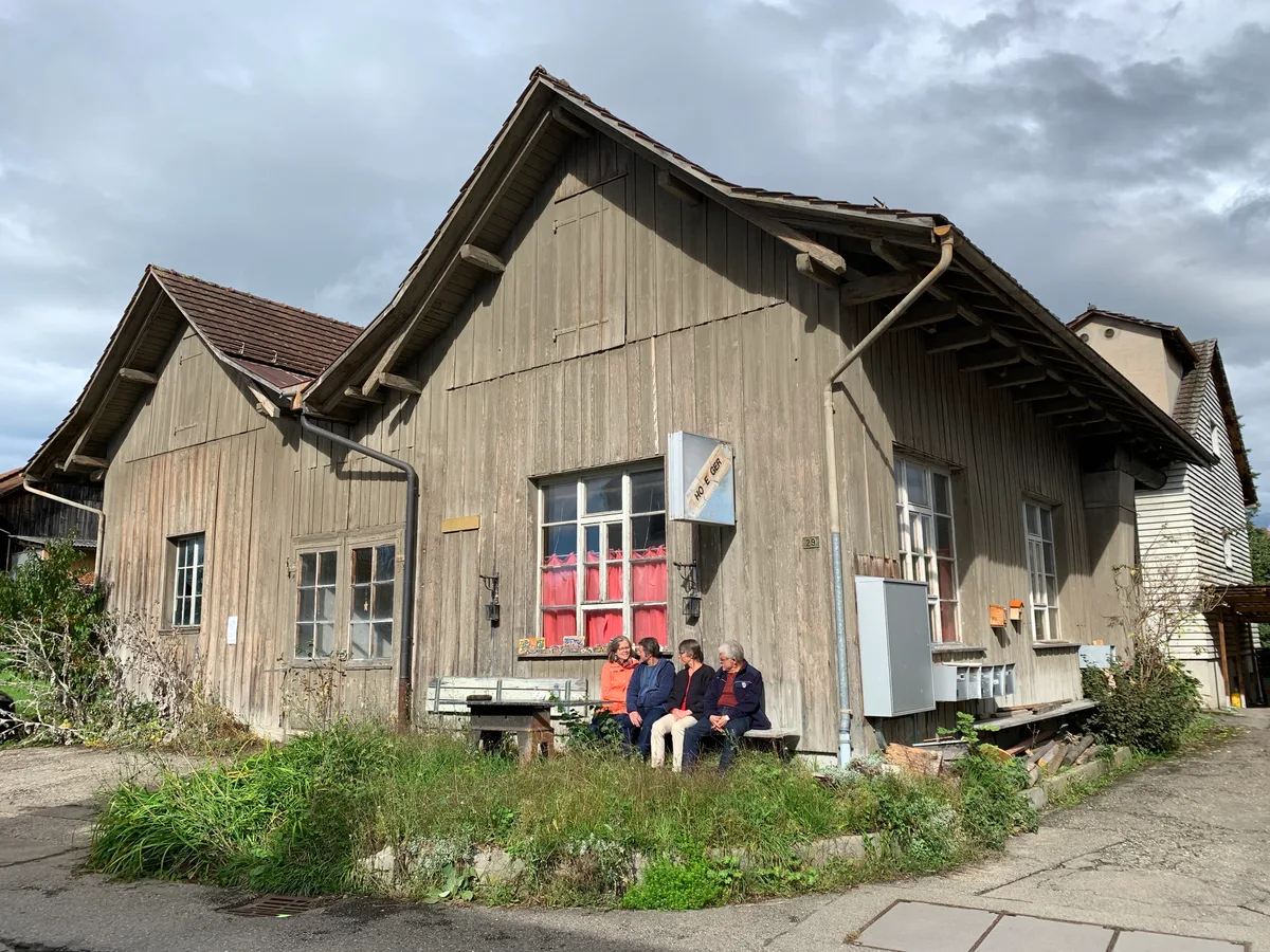 In der ehemaligen Webschützen-Fabrik Honegger im Sack in Wernetshausen (Hinwil) soll eine generationenübergreifende Wohnsiedlung entstehen, Foto vom 27. September 2024; die Initianten sind Yvonne Gorgi (rote Jacke)Franco Gorgi (blauer Pulli), Esther Burkhard (Brille, kurze Haare) und Werner Burkhard (weisse Haare, Brille)