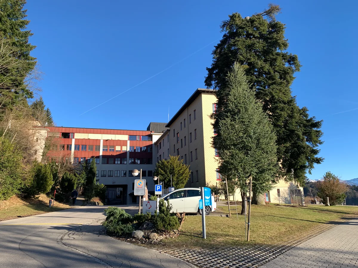 Zürcher Reha-Klinik ex Höhenklinik oberhalb Wald am 28. Januar 2024 mit dem Baugespann Visier Bauvisier  für den Neubau auf einem nahen Hügel beim Faltigberg
