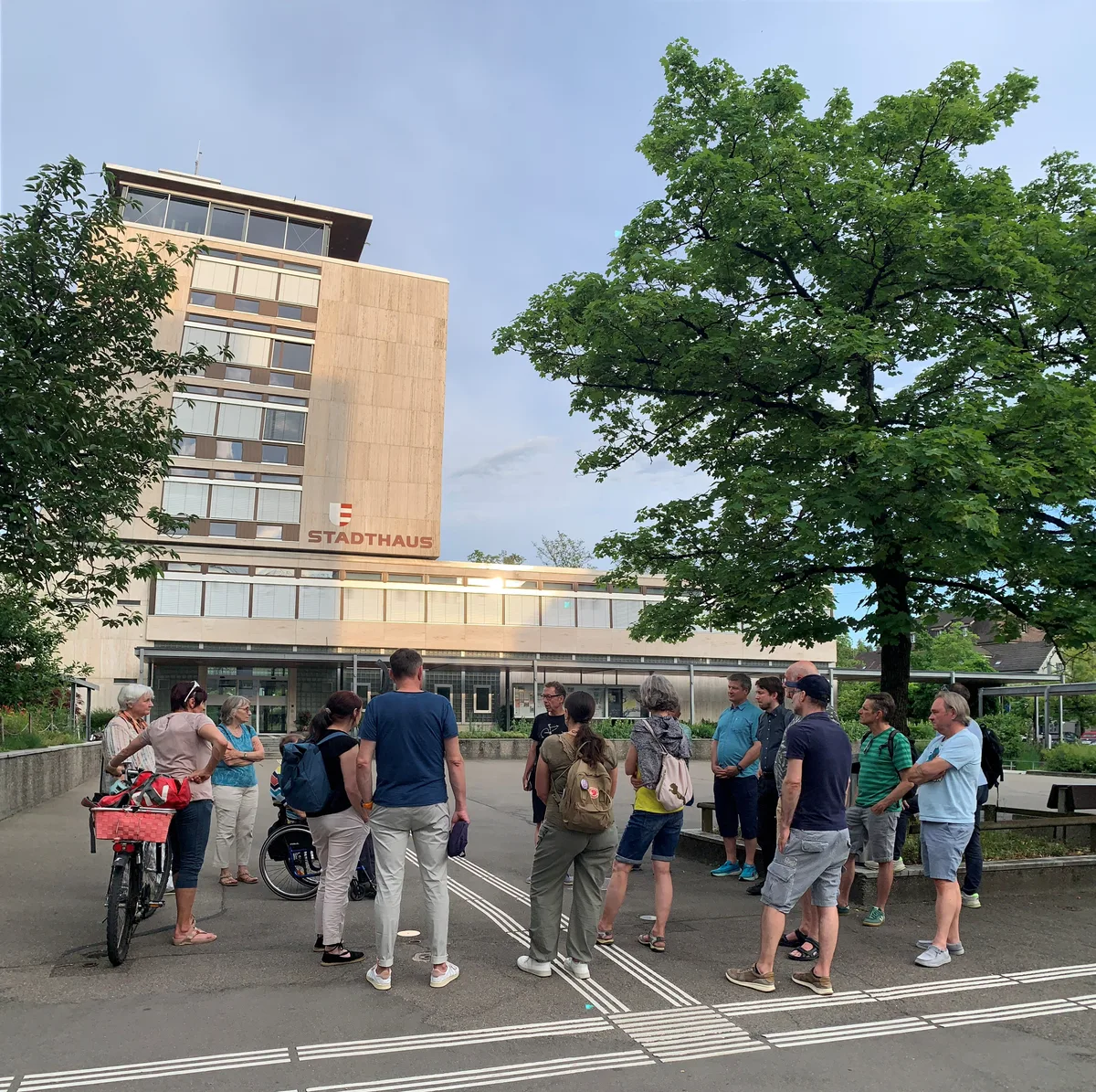 Eine Gruppe von Leuten steht vor dem Stadthaus Uster. 