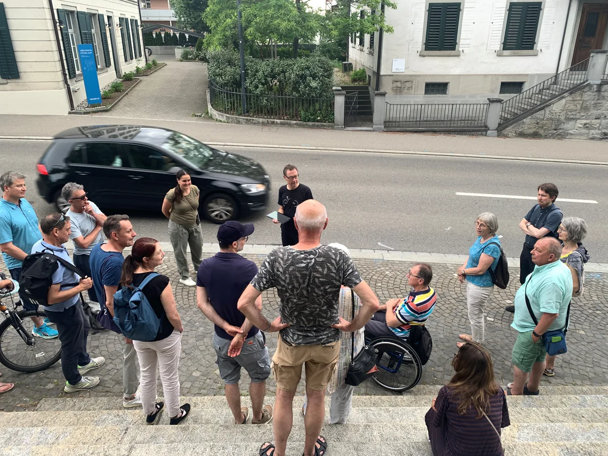 Blick auf einige Leute, die an der Zentralstrasse in Uster miteinander sprechen.