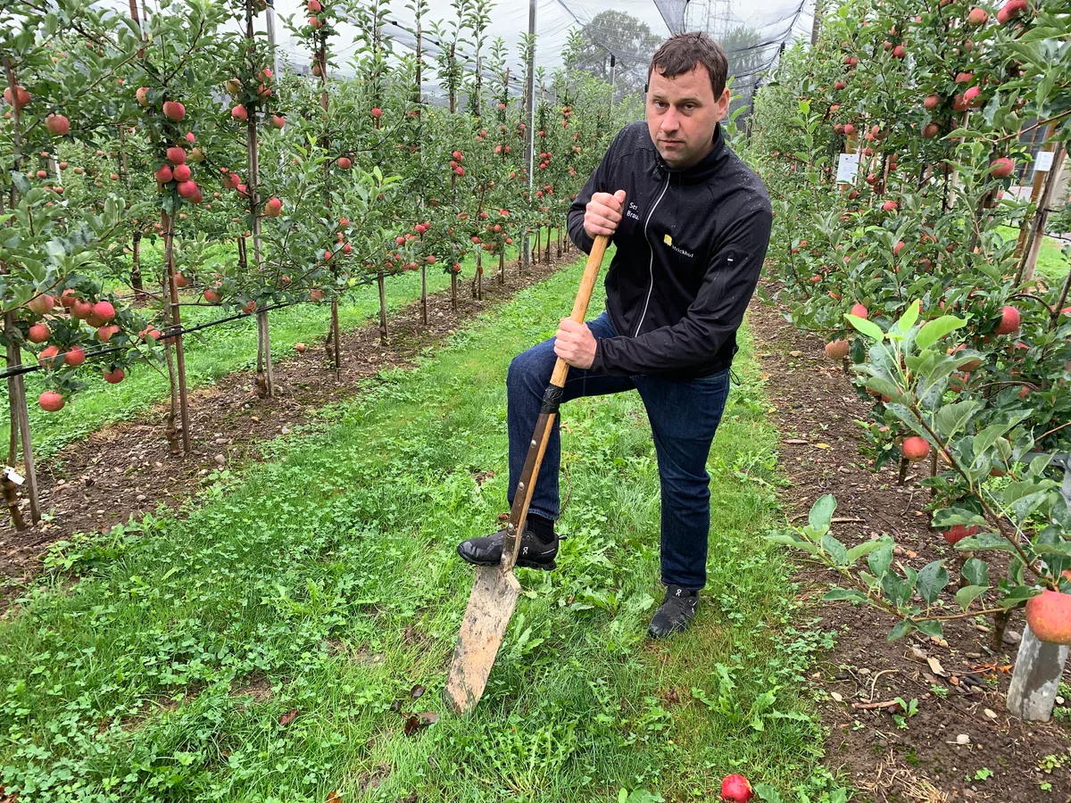 Dany Schulthess (Mann mit Tschopen und weissem Hemd), Bereichleitung HF Agrotechnik, und Serge Braun, Bereich Biolandbau Boden und Biodiversität, Fachbereich Boden und Düngung; beide vom Strickhof Lindau ; im Oberstgarten am 28.8.2023; Kompetenzzentrum in Agrar-, Lebensmittel- und Hauswirtschaft; Kompetenzzentrum in Agrar-, Lebensmittel- und Hauswirtschaft; Fachgespräch über Landwirtschaft und Klimawandel