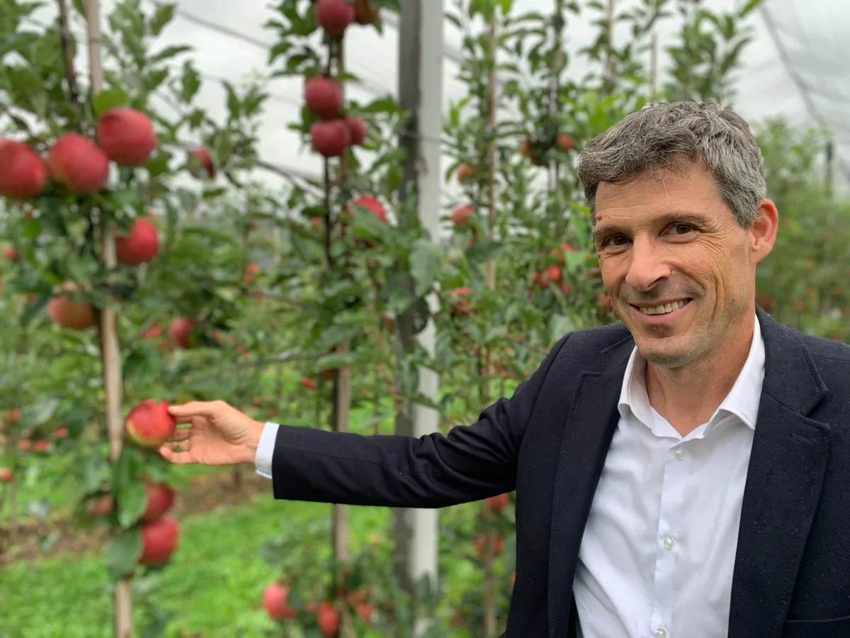 Dany Schulthess, Bereichsleitung HF Agrotechnik vom Strickhof Lindau,  steht im Oberstgarten.