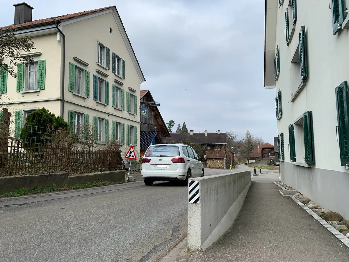 Ein Auto fährt durch den Pfäffiker Weiler Ruetschberg.