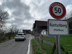 23468776-3 Pfäffiker Weiler Ruetschberg am Pfäffikersee soll eine Tempo 30 Zone erhalten; Ortstafel, Strasse, Warntafel, Gefahr Auto Verkehr; Aufnahme am 29.2.2024