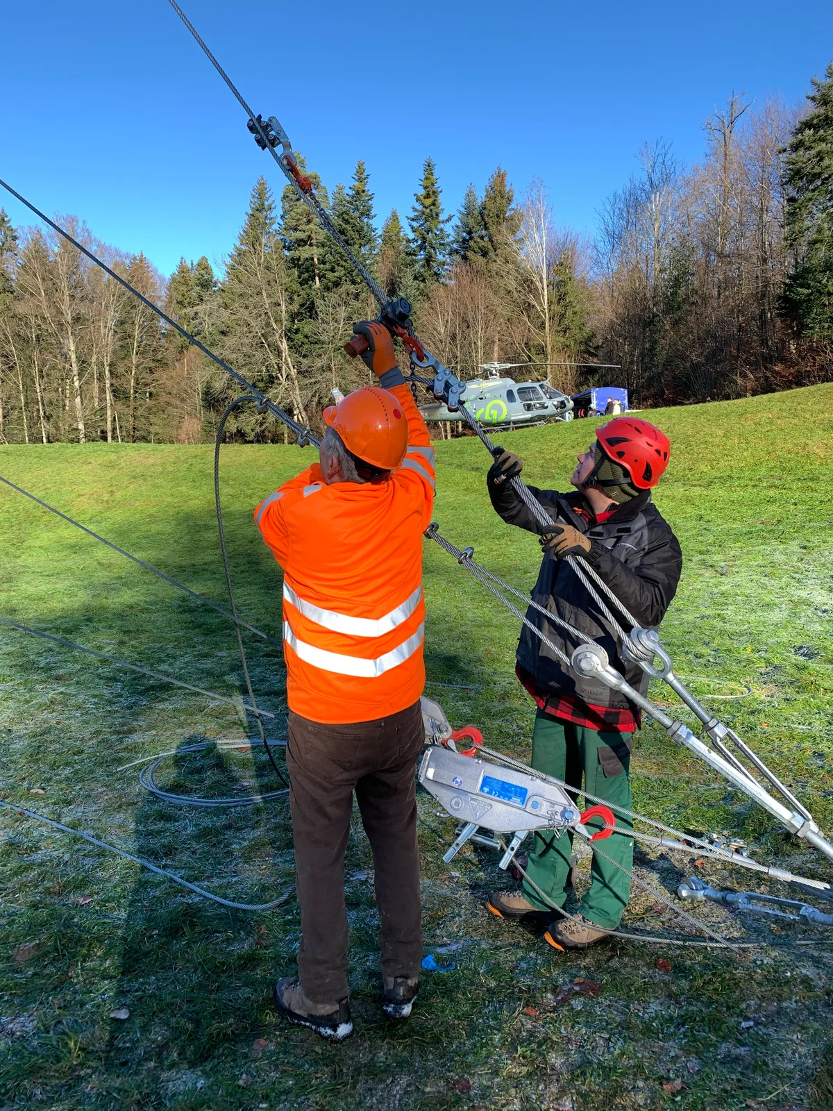 Mit Abspannseilen wird dem Turm Stabilität gegeben. 