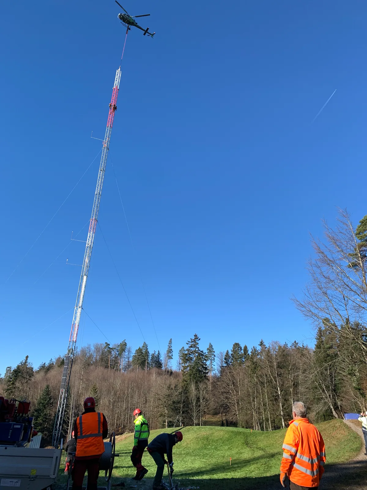 Mehrere Abspannseile sichern den Turm.