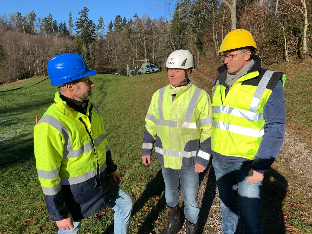 Drei Projektbeteiligte tauschen sich vor Ort aus (von links): Energieberater Daniel Diggelmann, Urs Bisig, Geschäftsführer des EW Wald, und Andreas Jossi von der SN Energie.