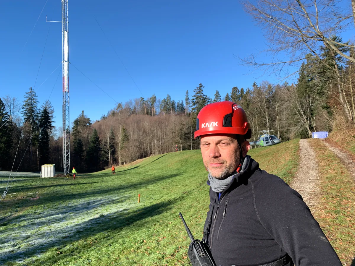 Unter der Leitung von Andreas Nigg wird der Messmast auf dem Batzberg aufgebaut.