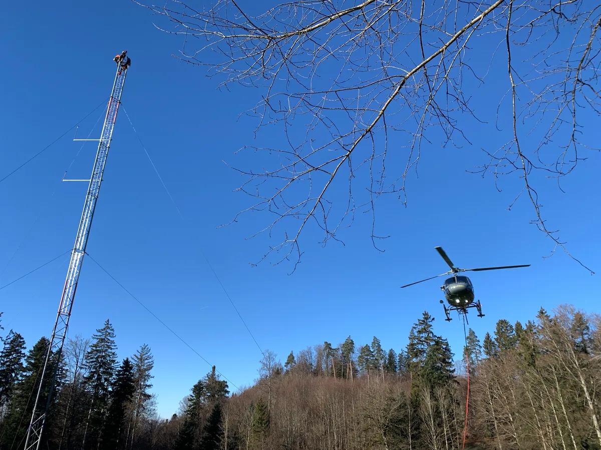Am Freitag herrschte bestes Flugwetter, um den Mast zu montieren.