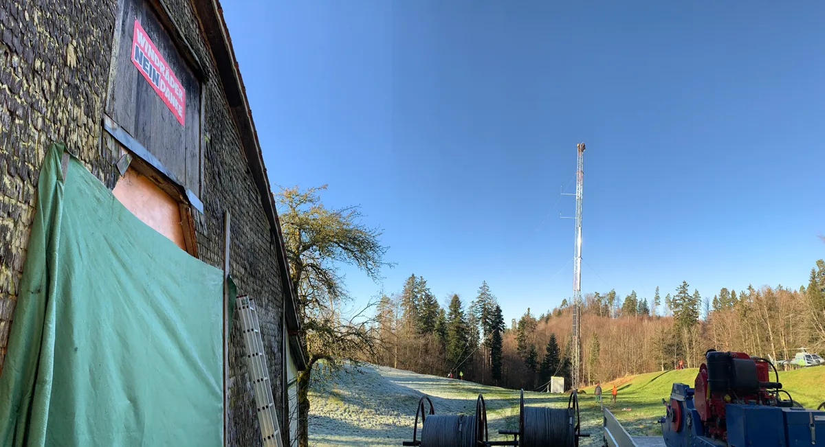 An der Stallwand gleich neben dem Messmast wird wird die Haltung zur Windenergie kundgegeben.