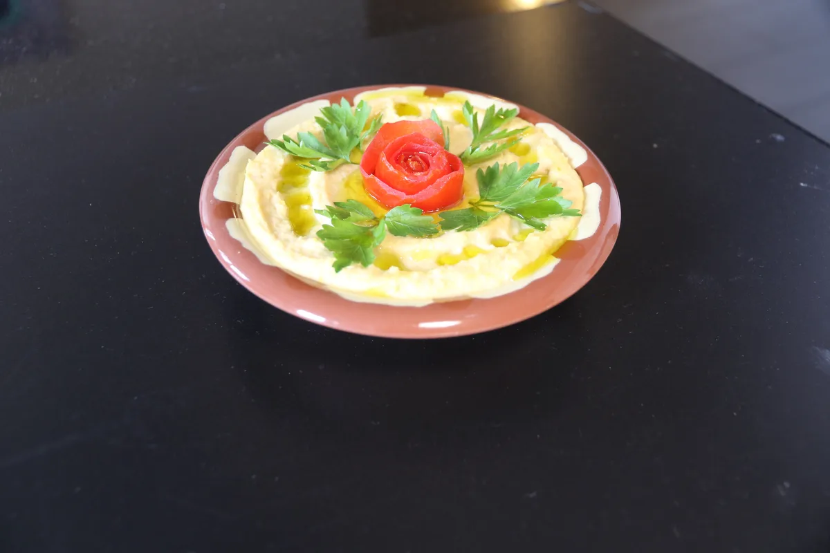 Schale mit Hummus.