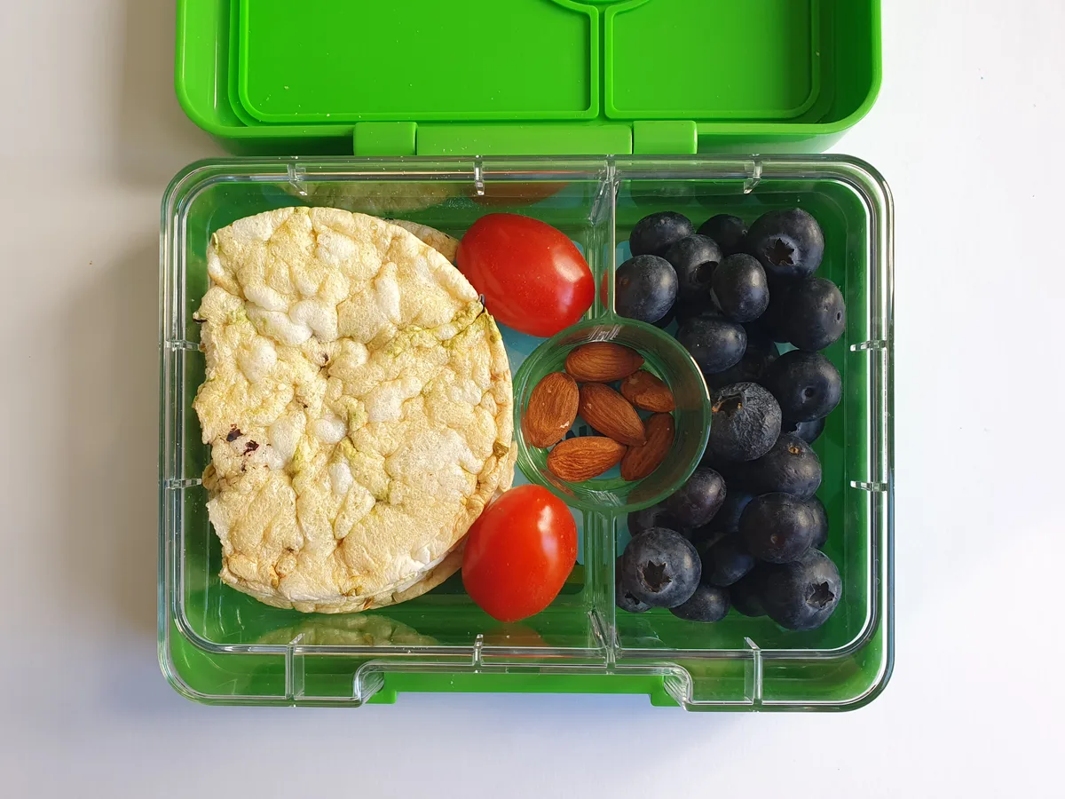 … bilden Früchte und Gemüse. verschiedene Znüniboxen, gefüllt mit Früchten, Gemüse und Snacks