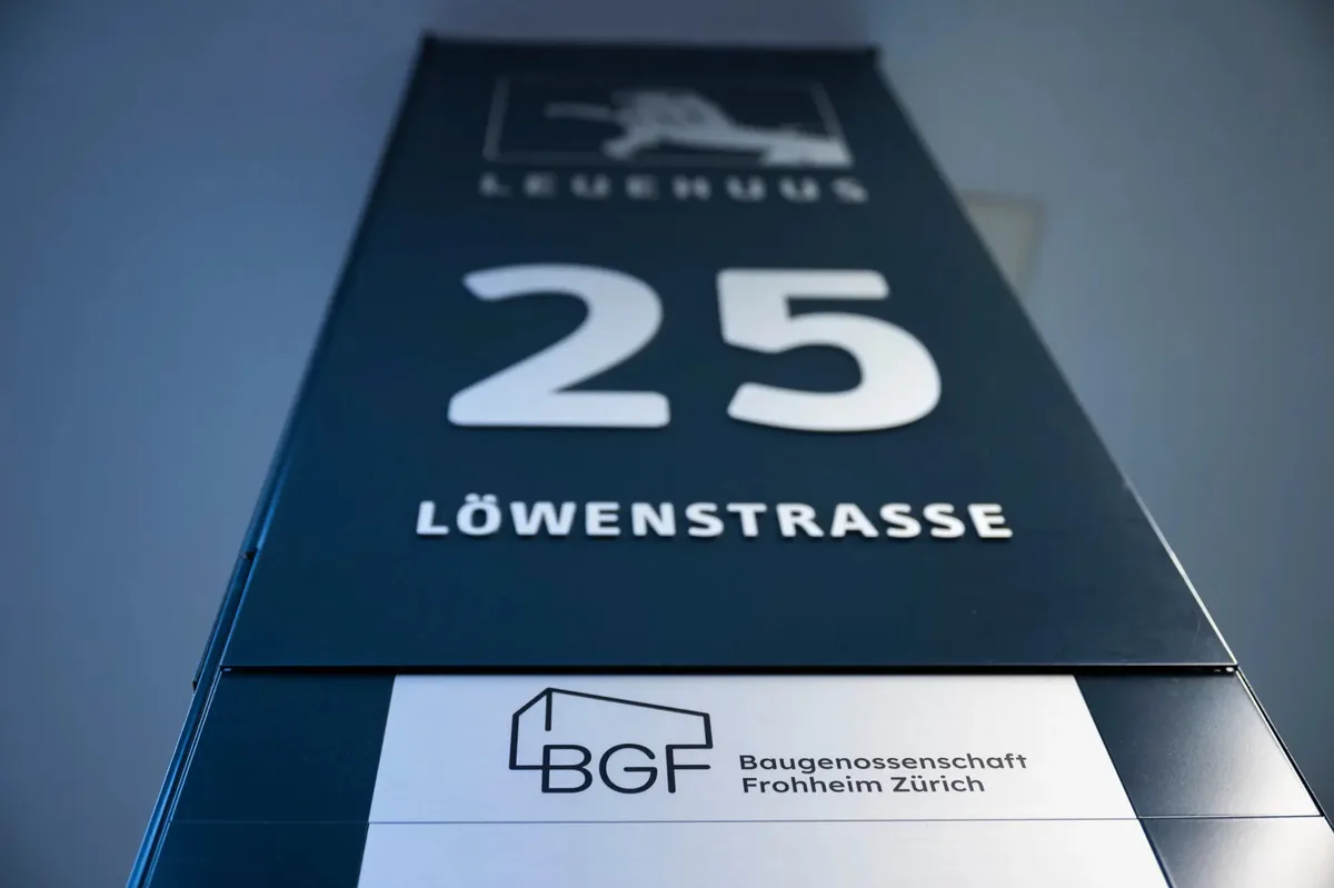 Firmenschild mit der Nummer 25 und der Aufschrift BGF.