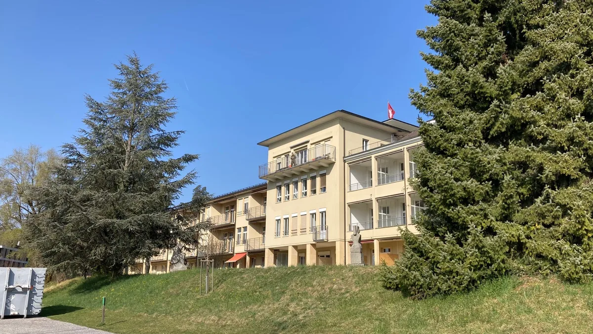 29427466-1 Das Hauptgebäude des ehemaligen Kreisspitals Rüti von Süden aufgenommen.