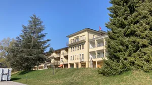 29427466-1 Das Hauptgebäude des ehemaligen Kreisspitals Rüti von Süden aufgenommen.