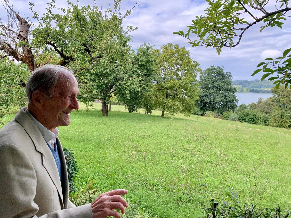 Jakob Streiff steht auf der Terrasse seines Hauses am Pfäffikersee. 