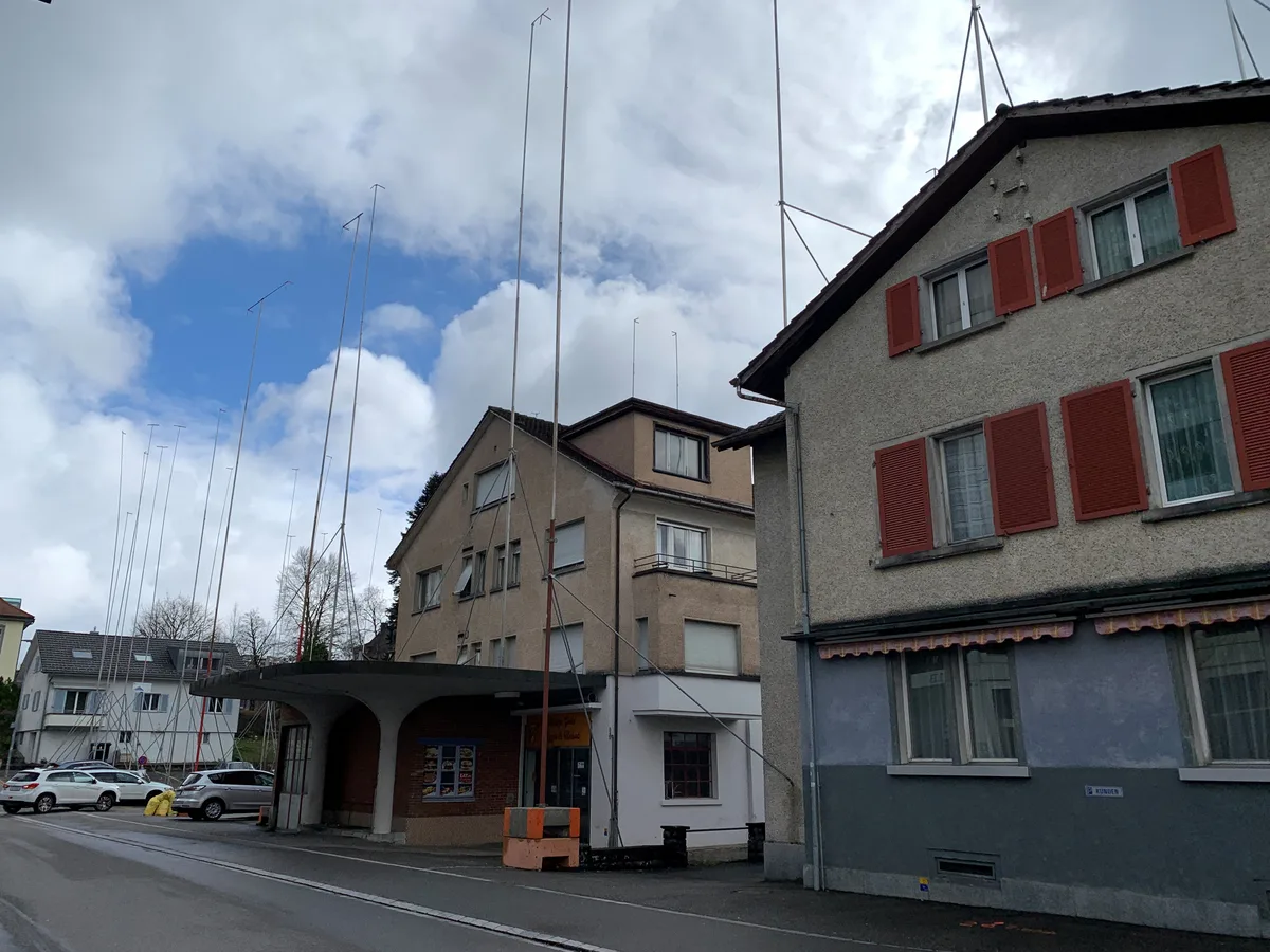 Man sieht einige alte Häuser und dazwischen Baugespanne.